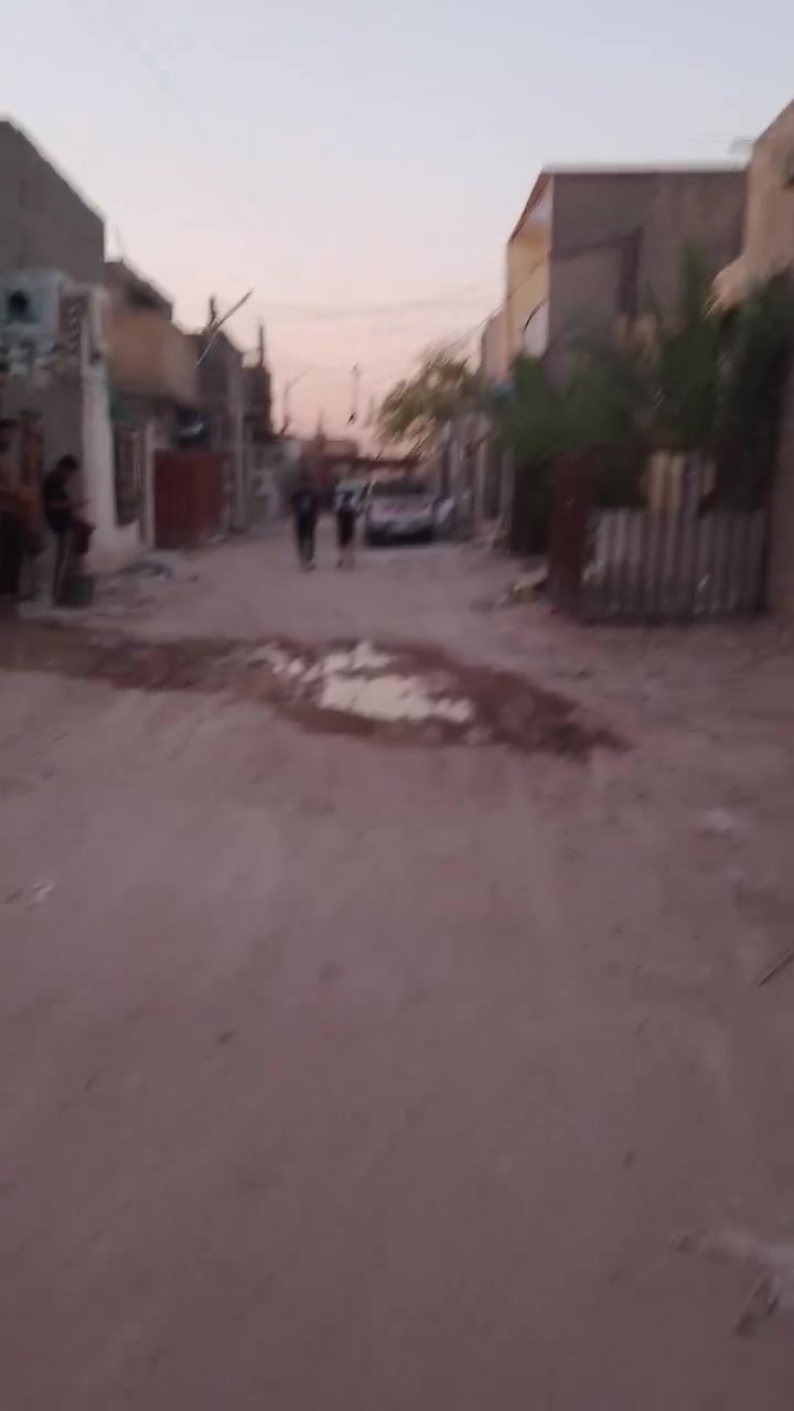 السلام عليكم
بيت للبيع المساحه 63 متر واجهه البيت  4.5

 في منطقة أو شارع ال100.

اللاستفسارعلى هذا الرقم ***********.

ملاخضه الارضيه رفت والبناء طابو
