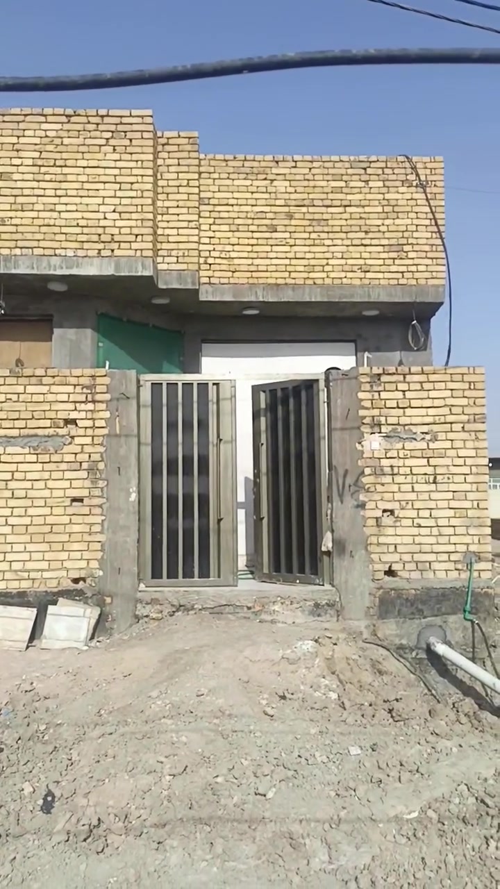 السلام عليكم بيت للبيع منطقة الصخيين المساحة ١٠٠ م البناء طابق اونص تفاصيل اكثر اتصل ***********
