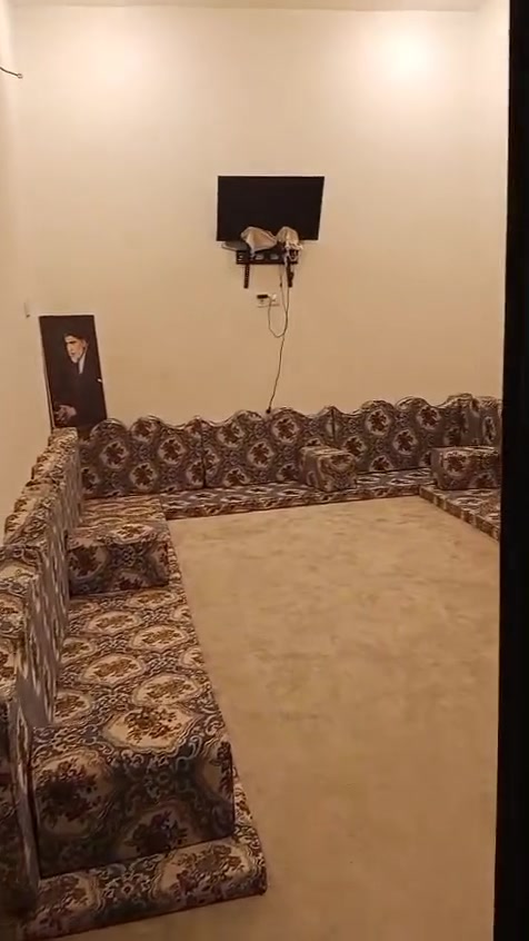 يا الله توكلنا على الله
للبيع بيت زراعي مساحه  100 متر 
بنا حديث سنه 2025 طابوك كونكريت 
غرفه وصاله ومطبخ وصحيات وديوانيه ومخزن وطارمه
المكان الثوره قرب مجمع العائله كل الخدمات متوفره بس تبليط ماكو قريب ع شارع ريسي
***********
