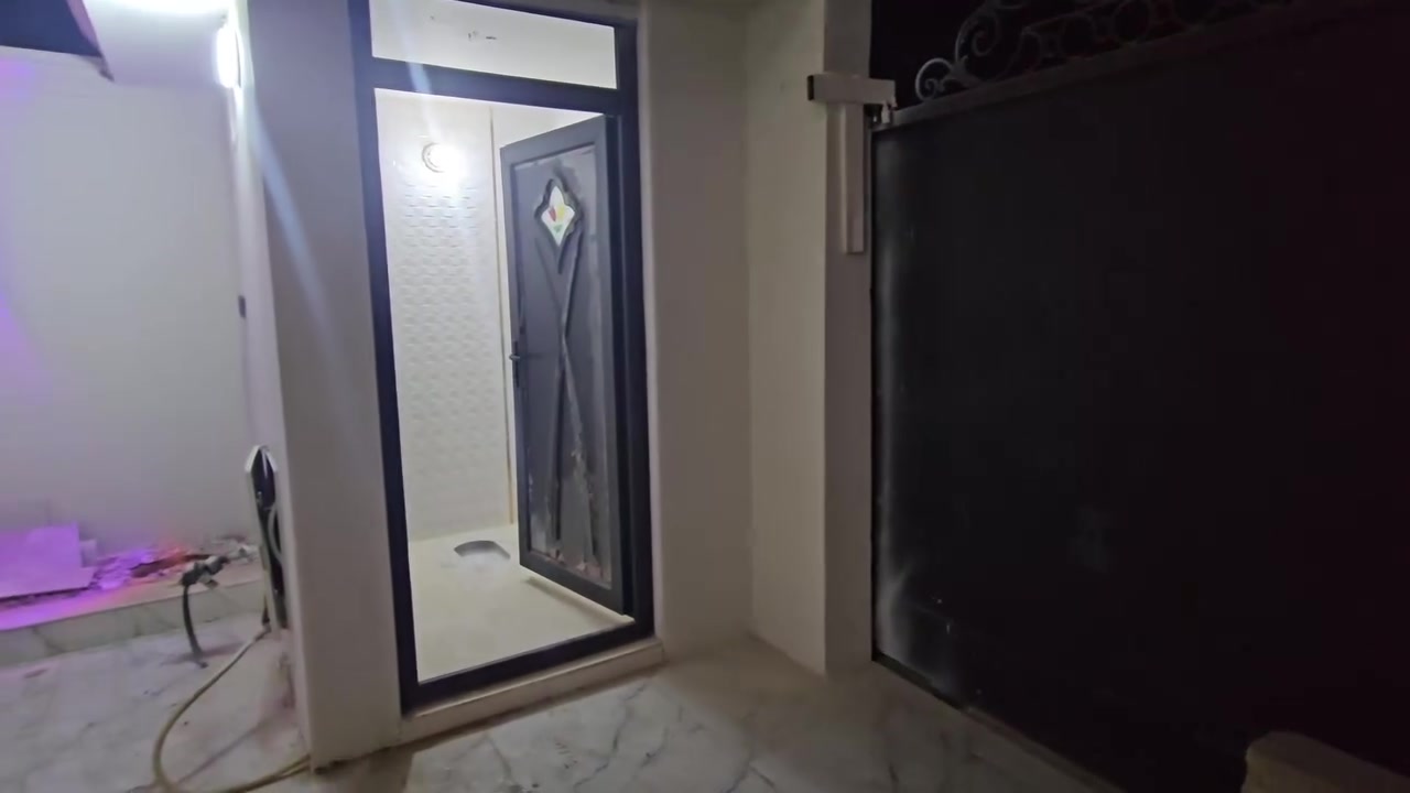 السلام عليكم بيت للبيع البيت طابو المساحه ٢٥٠متر العنوان الحي العسكري وره العلوه عدد غرف اربعه ٢فوك و٢تحت الربعه هاي كما موضحه بالصوره مطبخ موجود حار وبارد وهول تواليت ٢ وحمام ٢...للتوضيح الهول مغربي وكذلك الغرفه الفوك والربعه امه الباقي كله سقوف ثانوي 
السعر ١٦٥ المجال بسيط الاستفسار عالرقم 
***********
