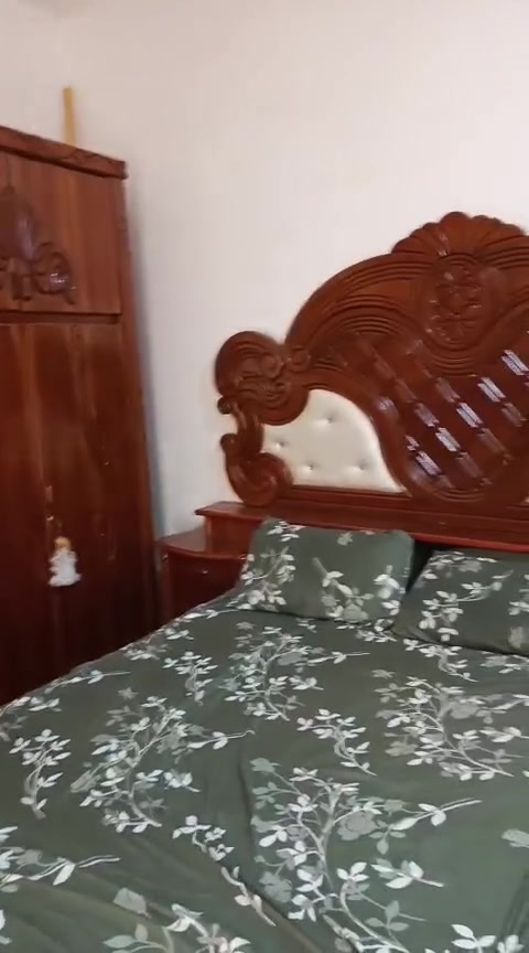 غرفه مستعمله بس شهرين مسكمته ب 3 ملايين وهسه محتاجه فلوس قيم وخذ بل يرضي الله الغرفه ضخمه وجديده   مال عرسان والله الي يريده يجي خاص وتساب *********** عنوان سومر
