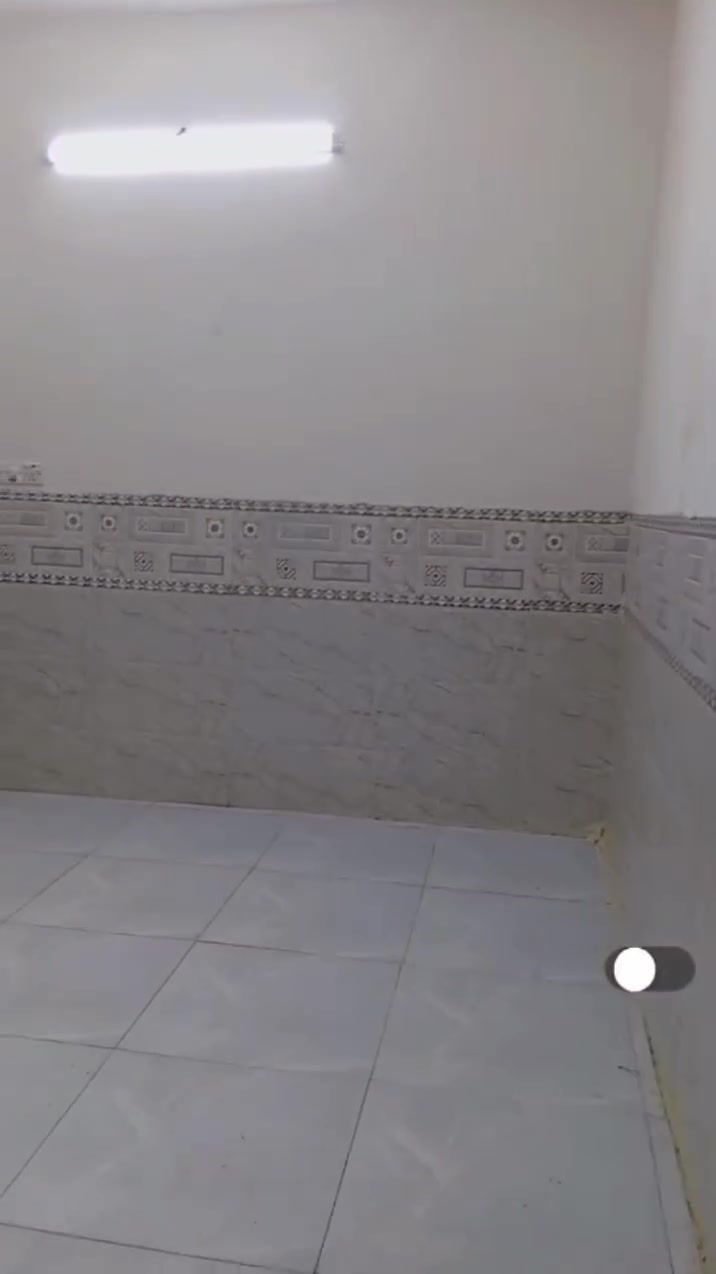 السلام عليكم مشتمل ارضي للايجار نضيف كلش بناء حديث يحتوي على غرفتين نوم وهول وخدمات ب350 قفل مابي اي مجال بابة مشترك مع اهل البيت مكانه نعيرية قرب جامع الصبيح كامل مع واير عوجة عمولة 50الف ليريدة يتصل عل الرقم ***********
