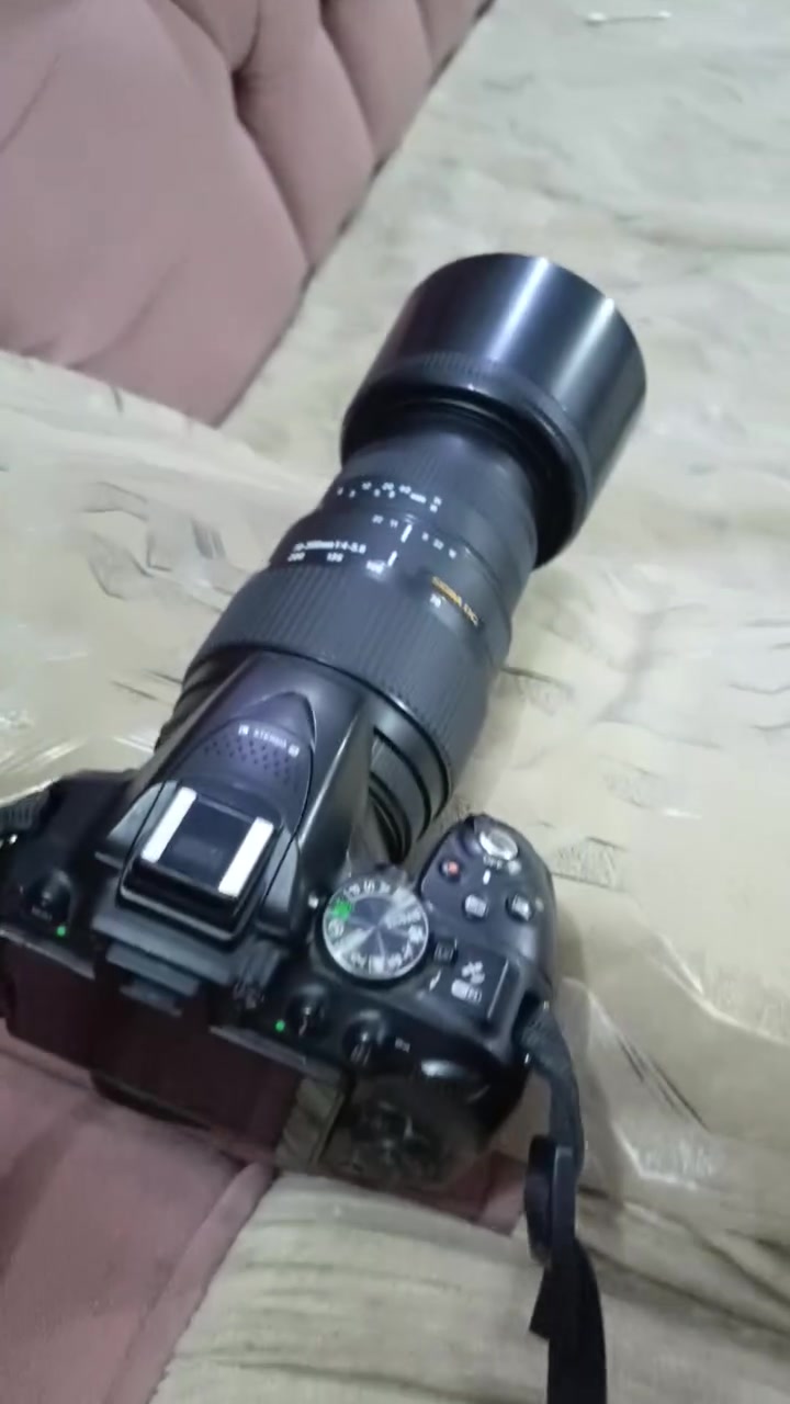 كامره نيكون 5300 
استخدم شخصي جدا جدا نضيفه
معه الزوم 300-70
و لملحقات
 جنطه ضد الكسر 
شاحنه بطاريه
ناقل صور
