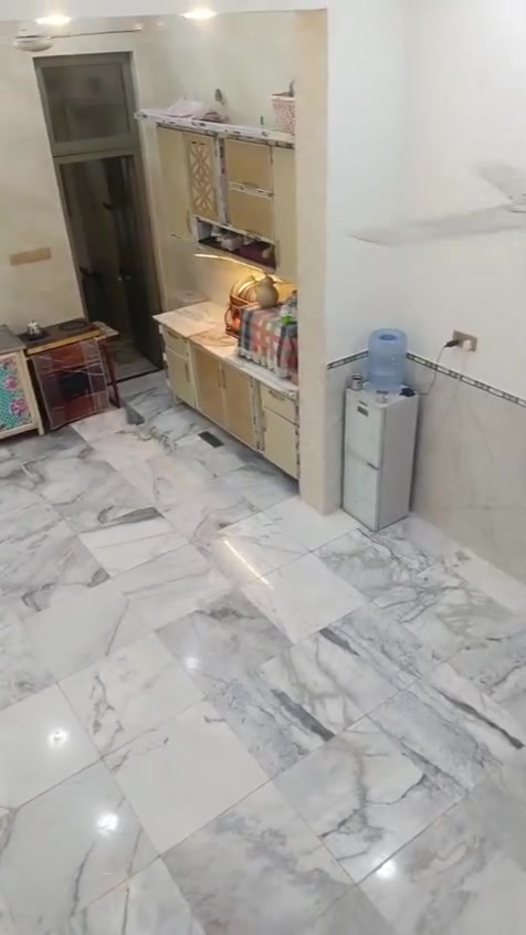 السلام عليكم
دار للبيع مساحة ١٠٠ متر الواجهه ٥ والنزال ٢٠
طابو صرف بآسمي عليه قرض اسكان تقريبا ٦٠ مليون
 في منطقة الأساتذة الأكادميين قرب بيوت مجلس المحافظة بداية المنطقة رابع بيت عن الشارع ٣٠ مقابل الأساتذة الثانيه  البناء جديد ٢٠٢٦ درجه اولى ثلاث طوابق
طابق الأول استقبال ومطبخ مفتوح عالصاله
الأرضية كله مرمر تركي والددرج مرمر تركي صحيات سراميك إسباني  ومنور مطبق سراميك يعتبر حار وأصله غاز وكهرباء تأسيس كامل 
طابق الثاني ثلاث غرف وصحيات عدد ٢ 
طابق الثالث غرفة كبيرة وصاله وبيتونه وصحيات مواد تأسيس كله سمارت 
كهرباء كله ضمان ٥ سنوات السعر ٢٦٠ وبي مجال للشراي
للستفسار عالواتساب ***********
