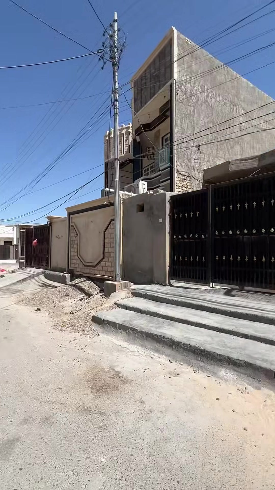 ياالله 

دار للبيع 

في الأنبار فلوجة جغيفي الثاني مربع جامع ذكر الحكيم صاير خلف جامع ذكر الحكيم ومدرسة ذكر الحكيم

مساحة 150 متر
واجهة 9 والنزال ضلع 15،500 والضلع الثاني 17،500

بناء طابوك سنة البناء 2017
بيت مرتب ونقصة فقط ستارة وسراميك الأرضية
بيت طابق واحد يتكون 
من ستقبال مطبخ صاله غرفة نوم وحدة وصحيات داخلي وخارجي وحمام ومناور ثنين
وكراج سيارة
شارع 10م تبليط 

والخدمات كاملة من ماء وكهرباء ومدرسة وجامع أسواق يعني مفول خدمات هاذ الموقع 
وقريب علا سكة القطار ومجمع الذهبي 
يعني المسافة بينا وبين لاند سكيب 10 دقايق مشي تقريباً

للأستفسار والمعاينة الأتصال علا الأرقام 

***********

***********

#السعر80مليون
