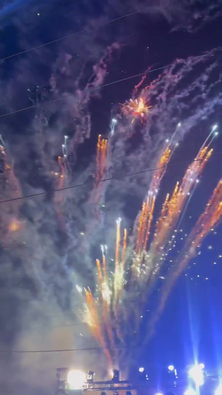 🎉 مبارك… مبارك… مبارك لأهالي مجمع الرياحين السكني 🎉

اليوم مو يوم عادي…
اليوم يوم فرحة انتظرناها، وصبرنا عليها، واليوم نشوفها واقع قدام عيوننا. 🏡🔑

مبارك لكل أهلنا في مجمع الرياحين السكني استلام بيوتهم…
مبارك لكل عائلة راح تفتح باب بيتها وتبدأ بيه فصل جديد من حياتها.
ومبارك لكل شخص صبر وانتظر، واليوم حان وقت الحصاد. ❤️

الرياحين اليوم مو مجرد مجمع سكني…
الرياحين صار عنوان لبيوت أهلها، وذكريات عوائلها، ومستقبل أطفالها.

والسؤال إلك أنت…

شنو بعدك تنتظر؟ 👀

إذا تريد بيت جاهز وتريد تبدأ حياتك من اليوم،
أو تريد تختار بيتك وتستلمه قريب حسب طلبك…

🏡 مجمع الرياحين السكني بانتظارك.

لا تخلي الفرصة تروح منك…
اختار بيتك، واحجز وحدتك، وخلي خطوتك الجاية تكون نحو بيتك بالرياحين.

📞 للاستفسار والحجز***********
أرض الرياحين للعقار
