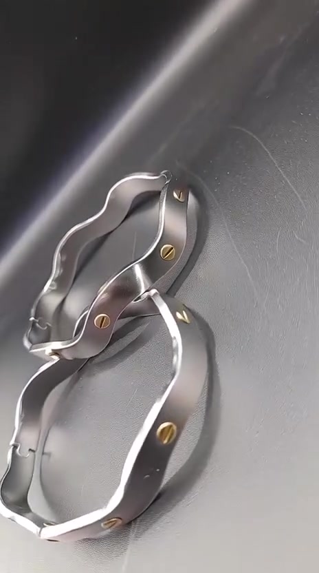 واتساب ***********
توين سوارين عدد 2 فخم ونادر ماركة سوارات دزاين شركة كارتيبه من
الذهب الخالص على الستيل مختوم عيار 18 _ 750 اقفال تفتح وتغلق ذاتيا  ،،،
