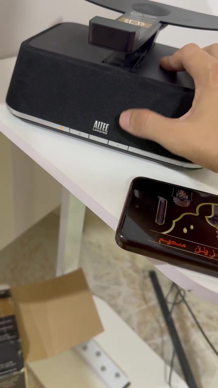 سماعه بهذا شكل وترهم حامل ايباد على كهرباء 
صوتها كلش عالي فقط ب5 بلاااااش عرض محدود
