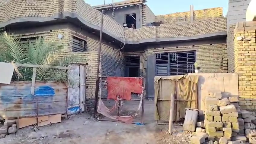 سلام عليكم بيت للبيع المساحه200متر قرب الشارع العام العنوان الفضليه قريه الزهراء للاتصال ***********
