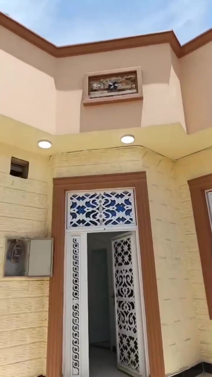 السلام عليكم
***********

 يتوفر بيت للبيع مساحه 200متر

 طابو زراعي عراقي🇮🇶

 يتكون اللبيت من غرفتين منام
وصاله واستقبال ومطبخ 
صحيات داخلية وخارجيه 
 العنوان /ابو الخصيب حمدان قرب المستوصف 

  السعر/ 130مليون وبي مجال 

رقم الهاتف/***********
