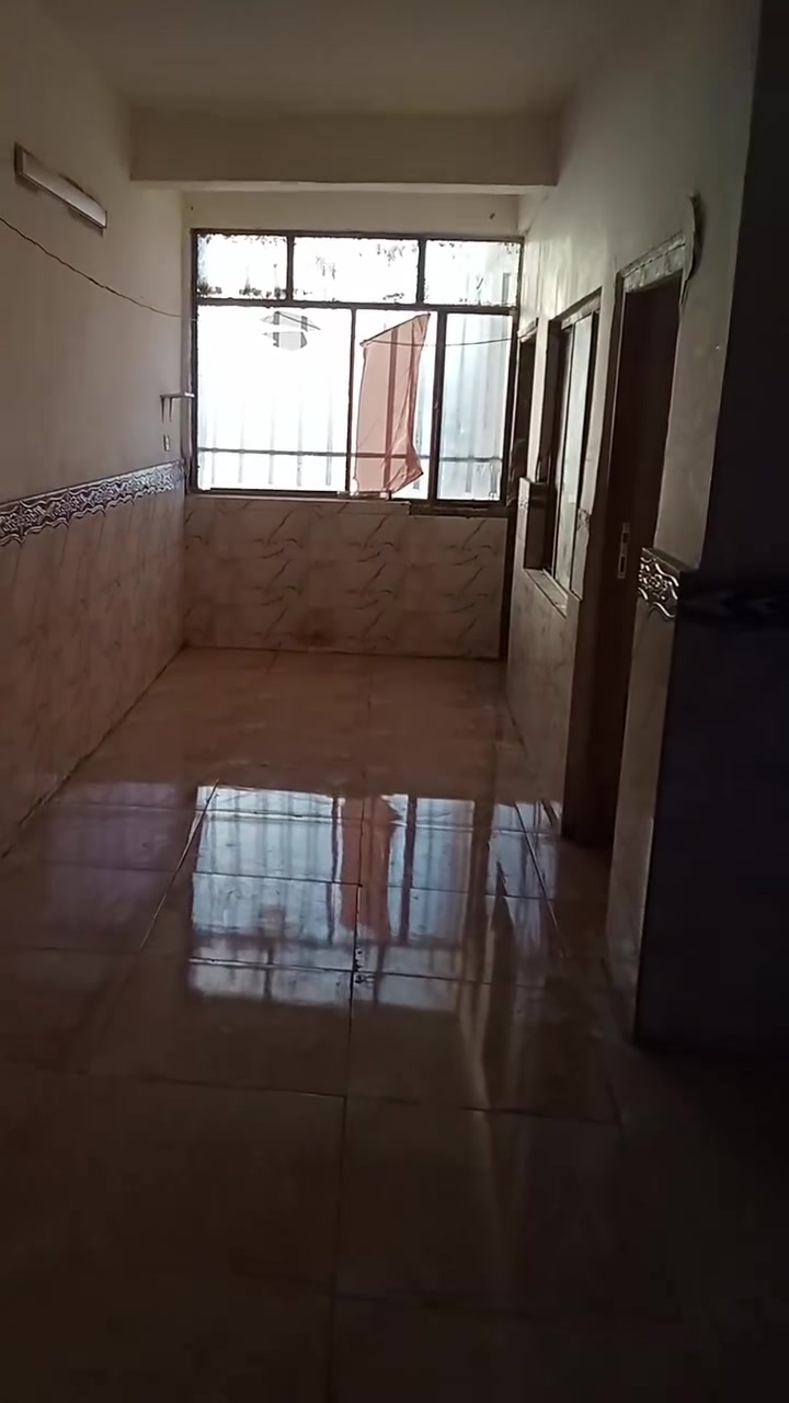 شقة سكن شباب طلاب موضفين قرب باب المعظم
غرفتان نوم ومطبخ وخدمات مثل ما موضح بالفديو والصور 
سخان + ماطور ماء + بوستر + خط مولد + خط انترنت . 
ايجار 500 
العنوان شارع شيخ معروف قرب تقاطع شارع حيفا وشارع  6 العلاوي

واتساب حصرا غير متواجد على الفيس 
***********
