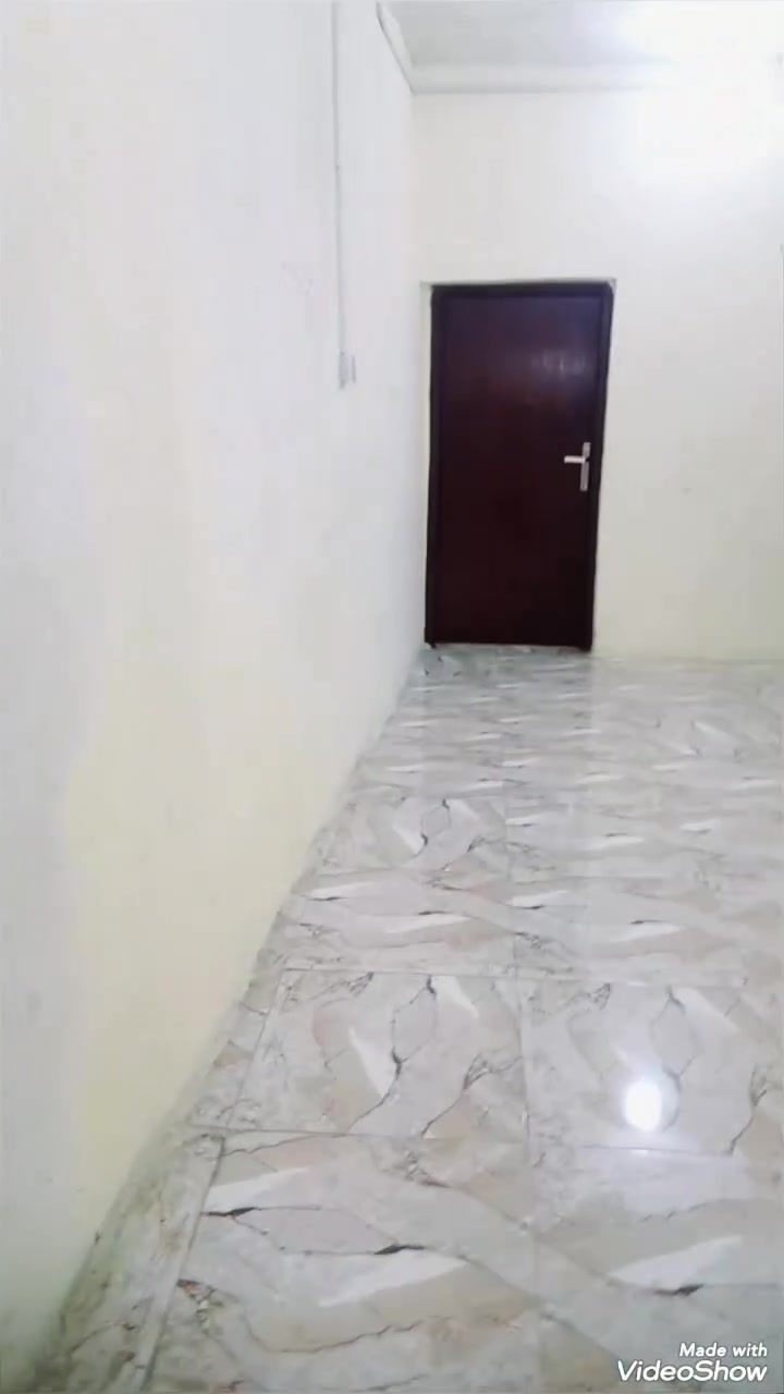 سلام عليكم
شقه للايجار بالقبله حي جامعة  شقه تخصني مو مكتب 
بيها غرفتين وصاله ومطبخ وحمام وطارمه ودرج خارجي 
وبيها تانكي وماطور وكيزر تصلح طلاب جامعة او موظفين 
*********** للإستفسار
