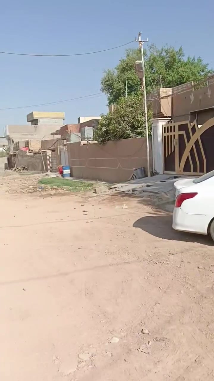 السلام عليكم بيت طابو زراعي ملك اضبط من السند 25 مساحه 200متر الوجه 10 متر والنزال 20متر يتكون من ستقبال 5×5 وكليدور ومطبخ 5×4 وصاله 5×5 وغرفتين ومنور على طول البيت ولحوش سيارتين يلزم  وحديقه كبيره لبيت جاهز ومرتب ارضيه بورسلين  مكان البيت بعقوبه مركزالمدينه بلمفرق شارع العريض الرئيسي عرض الشارع عشرين متر ومثل ماموضوح بي حفر الشارع ورا تبليط انشاءالله كهرباء مجاري وماء اساله فول مينقطع السعر 155 الاتصال ***********
