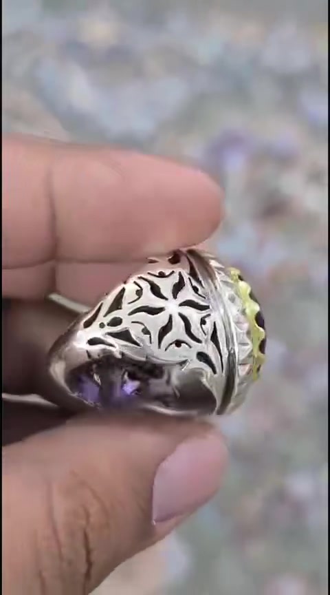 السلام عليكم
خاتم من حجر الجمشت والصياغه اليدويه الثقيله للبيع السعر 200 الف  وبيه مجال قليل للشرائح للاستفسار مراسله واتساب ***********
