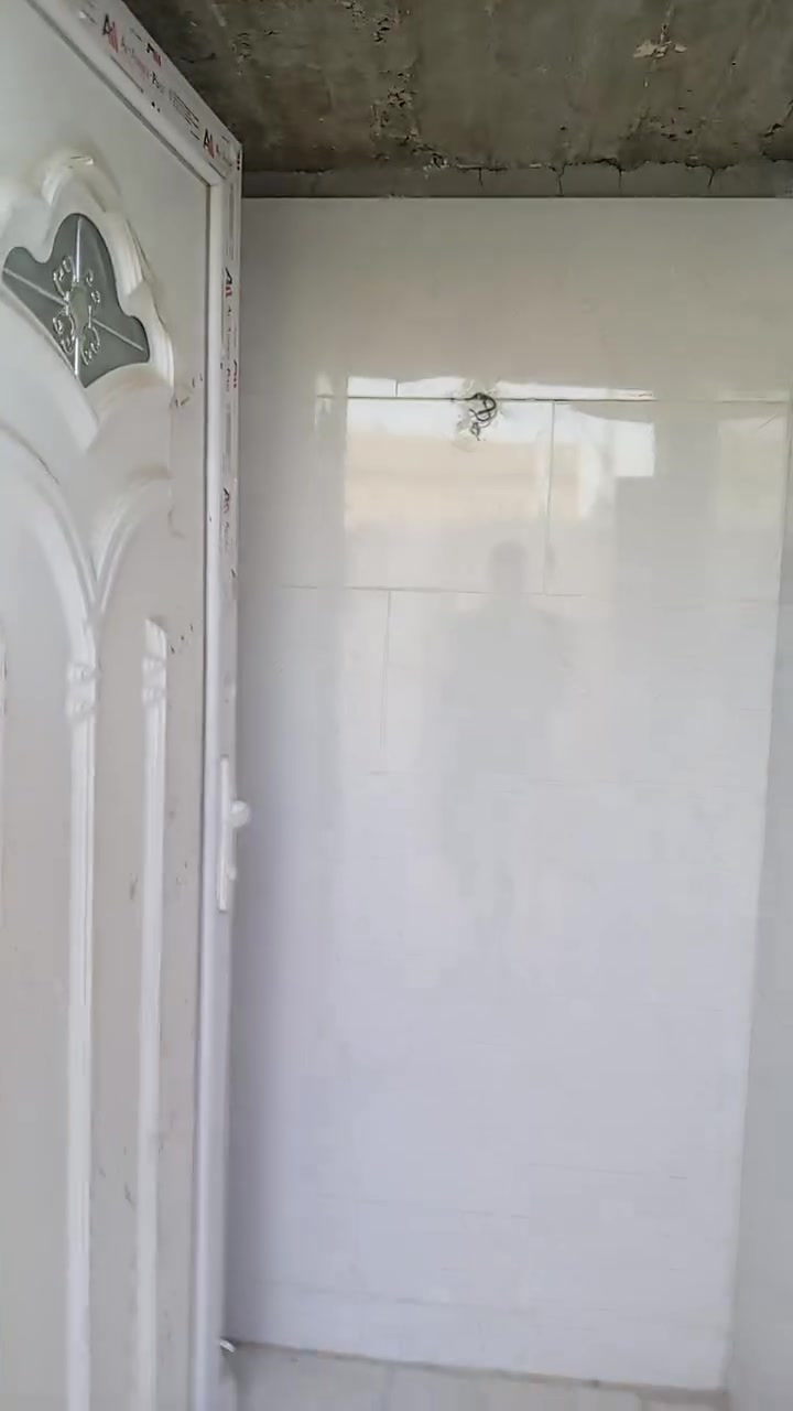 السلام عليكم للبيع بيت ١٠٠م طابق ونص السريدات الجديده المربع الثالث شارع تبليط خدمات كامله للأستفسار *********** يتوفر قطع اراضي ودور كافه المساحات السريدات الجديده بأسعار مناسبة
