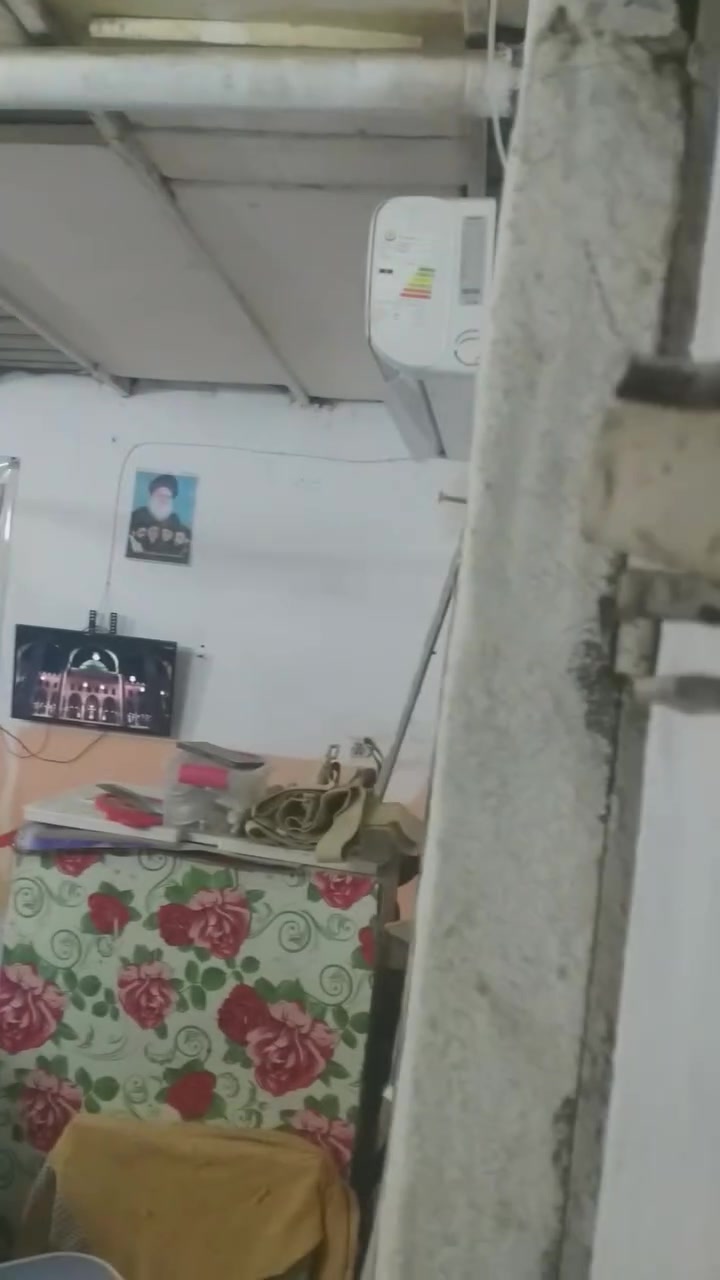 بيت حواسم بحي العسكري قرب بانزيل خانه بيت جبير غرفتين وصاله وستقبال بنيان فرمستون مو بلوك وساس طابوك سعره ١٢ وبيه مجال شراي يخابر هذا رقم ابو بيت انا مكلف بنشر ***********
