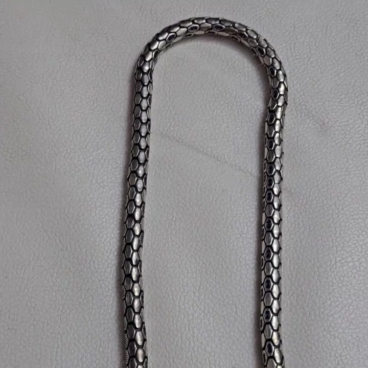 سلام عليكم زنجيل فضه يطالي ابو حيه وزنه اكثر من 100غرام  قيم واخذ بغداد المعامل ***********
