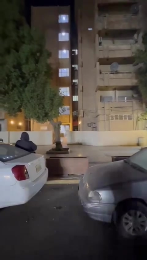 شقه للايجار موقع مميز شارع حيفا طابق ارضي تحتوي عل غرفتين وصاله كبيره وخدمات وغرفه صغيره ثالثه تصلح مخزن او غرفه طفل مساحه 140 متر عوائل فقط 
للاستفسار ***********

