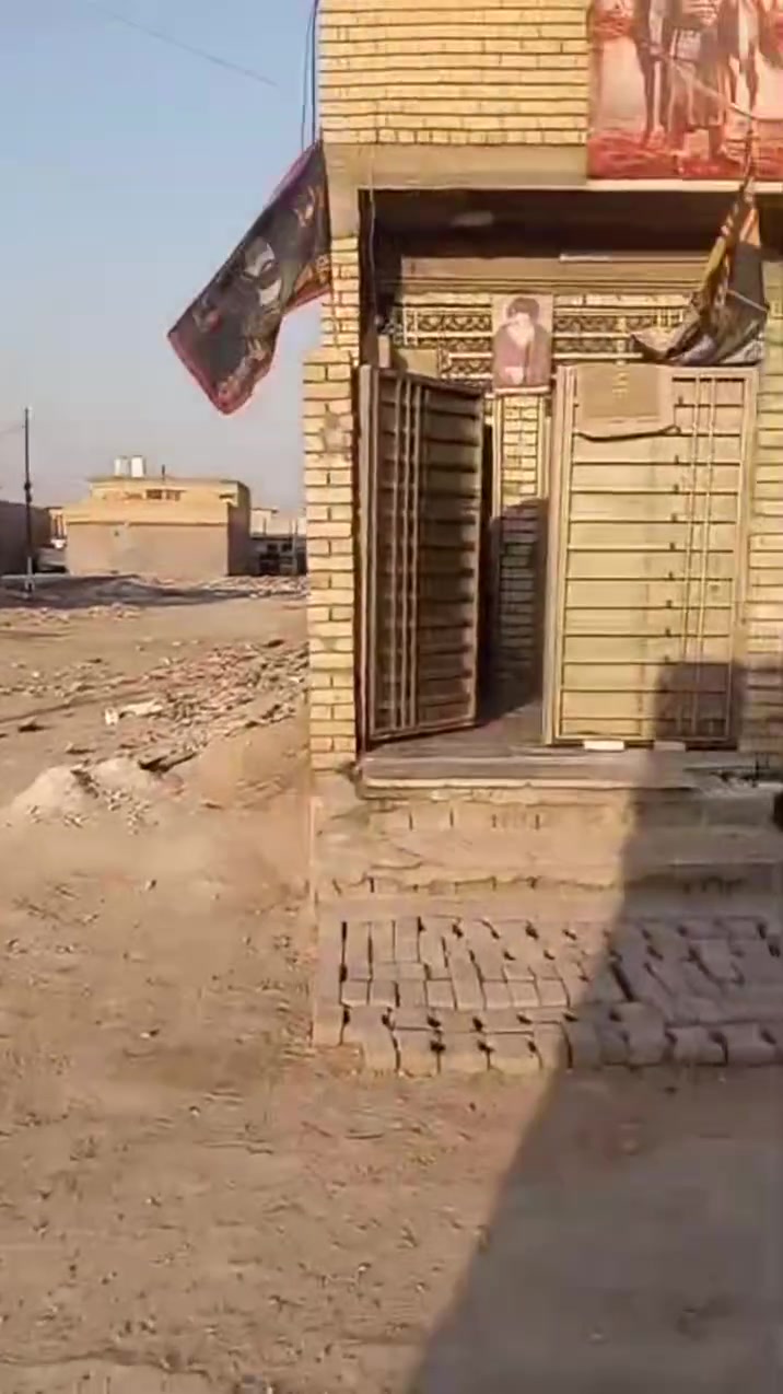 بيت للبيع مساحة (100) متر الواجهة (5) النزال (20) الموقع بغداد (حي دجلة) خلف معارض (حي النصر) زراعي واقع حال البيت كامل كاشي غرفة واستقبال كاملات فقط الصالة والحمام والدرج البيت عالي عن الشارع رقم صاحب البيت ‏‪***********‬‏
