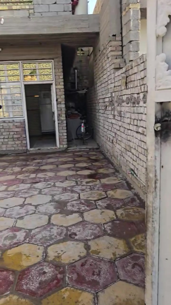 سلام عليكم بيت لبيع مساحه 250متر يتكون اربع غرف نوم ثنين سويت ومطبخ بارد ومطبخ حار عدد ثنين صاره وستقبال حمام العد ثنين خارجي وحمام داخلي مكان بغداد حي البتول شارع مدرسه الخيرات النتصال وستفسار *********** واتساب ونتصال مامتواجد بلفيس
