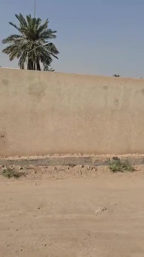 السلام عليكم بيت للبيع 
ابو الخصيب محيله قرب سيطرة محيله وقرب سوق محيله 
مساحة البيت 165متر البيت حديث ومتعوب عليه شغل كله درجه اولى يتكون من غرف2 وديوانيه وصاله ومطبخ وصحياة ومناور عدد2،السقف صب كونكريت موقع البيت كلش يخبل السعر 95 وبي مجال 
*********** اتصال او واتساب
