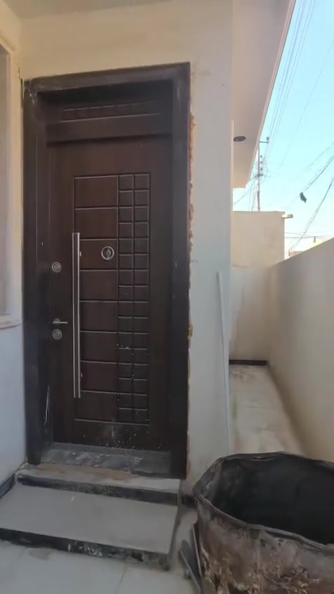 السلام عليكم 
داران بناء حديث درجة أولى طابقين مساحة كل دار ١١٨ متر يحتوي على 
الطابق الاول 
مطبخ+ إستقبال+ حولي+ صحيات+ غرفة نوم+ منور عدد ٢
الطابق الثاني 
غرفة نوم+ صحيات+ سطح كبير 
موقع مميز يبعد عن السوق والمرقد خمس دقائق 
العنوان بغداد المدائن بداية بستان الجمعيه 
للاستفسار الاتصال على الرقم ***********
غير متواجد على الفيس
