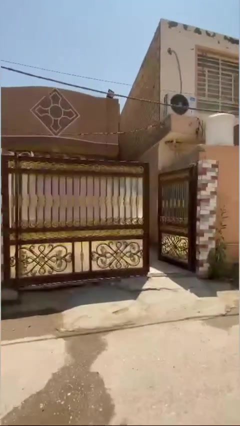دار طابقين للبيع كربلاء حي الامل عمود 83 يبعد عن الامام الحسين عليه السلام 3كيلو ونص مساحة البيت 250 طابو زراعي سند 25 البيت متكامل تعال واكعد البيت يحتوي على استقبال بيها باب داخلي وخارجي ومطبخ وهول وغرفتين نوم وصحيات داخلية وخارجية ومنور وحديقة خارجيه والطابق الثاني هول وغرفتين ووحدة منهن سويت يعني بيها حمام داخل الغرفة وبي سطحين والاثنين قابله للبناء والبيت جاهز تعال واكعد بي
سعر البيت 275 مليون
للتواصل والاستفسار ***********
