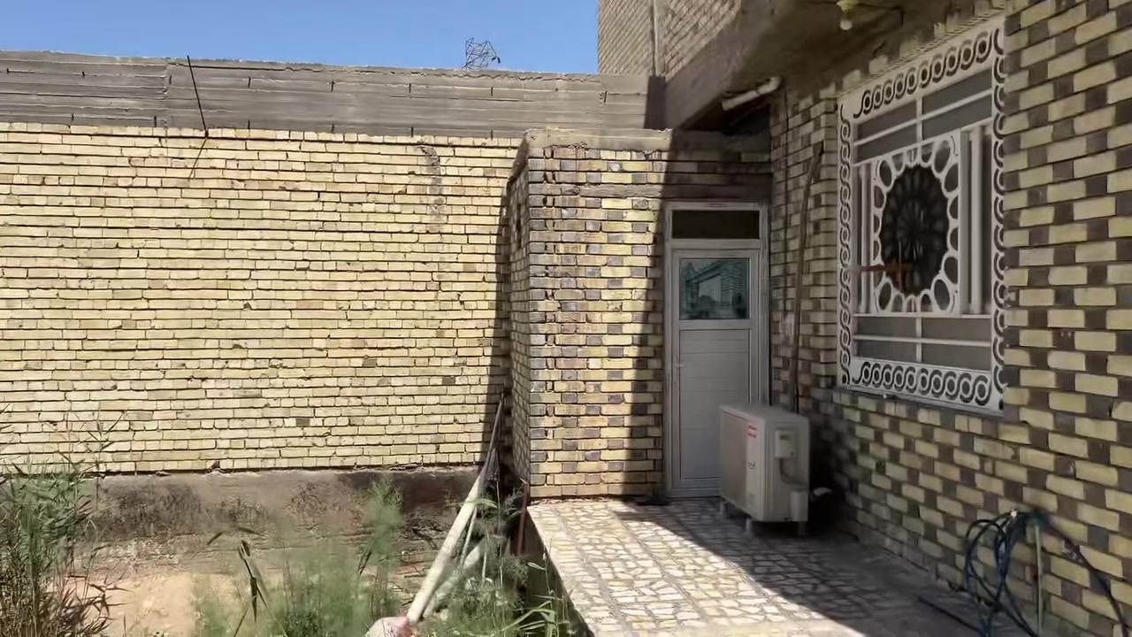 🏠 دار للبيع في الكوفة – حي الجماعة

📍 قبل الأقسام الداخلية لجامعة ابن حيان – موقع مميز

📐 مساحة الأرض: 407م² | البناء: 165م²
📏 الواجهة: 11م | النزال: 37م

🏠 دار طابق واحد
استقبال + صالة + غرفتين نوم + مطبخ
صحيات داخلية وخارجية + حديقة + كراج
🌳 مساحة أرض واسعة وقابلة للاستفادة

💰 السعر عند الاستفسار
📞 واتساب أو اتصال: ***********
