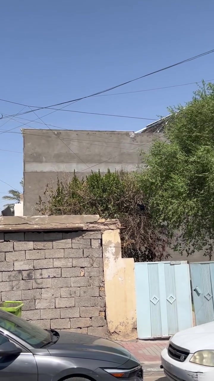 السلام عليكم قطعه ركن للبيع منطقة الحيدرية
مساحه ١٧١ م مربعه وجه 9,5 م ونزال 18,5
قريب شارع الهوره الرئيسي خلف مجمع اوزون الطبي 
للستفسار اتصل ***********
