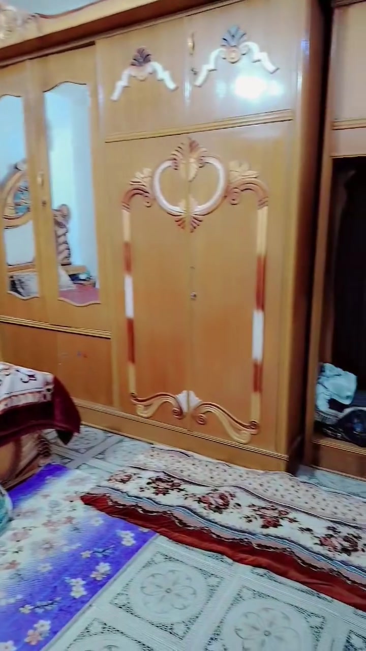 بيت ٧٥ متر حي التحدي خلف الإطفاء قرب الناءبه هديل كفه الشارع طابقين الطابق الاول غرفه وصاله وهول ومطبخ وتخاريج والطابق الثاني غرفه وصاله وبي سطحين اتصال ***********
