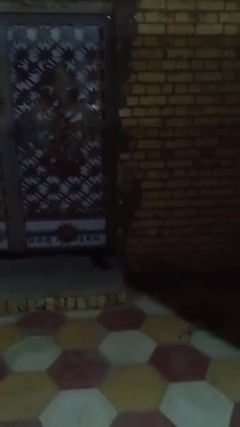 📌 عقار للبيع 
​الموقع:منطقة المهدي - قرية آل فريج (بعد عبور الجسر مباشرة، بالقرب من مدرسّة كميل بن زياد الابتدائية).
​المساحة الكلية للأرض: 750 متر مربع قريب جداً من الشارع العام، 
​🏠 تفاصيل البناء:
​البيت الأول (مساحة 100 متر مربع):
​غرف نوم عدد (2)
​صالة عدد (2)
​مطبخ + حمام
​طارمة أماميّة واسعة 
​البيت الثاني (مساحة 150 متر مربع):
​غرف نوم عدد (2)
​صالة كبيرة + صالة صغيرة
​مطبخ + حمامات
​📞 للتواصل والاستفسار:
يرجى الاتصال على الرقم: [*********** ]
أو المراسلة عبر خاص
