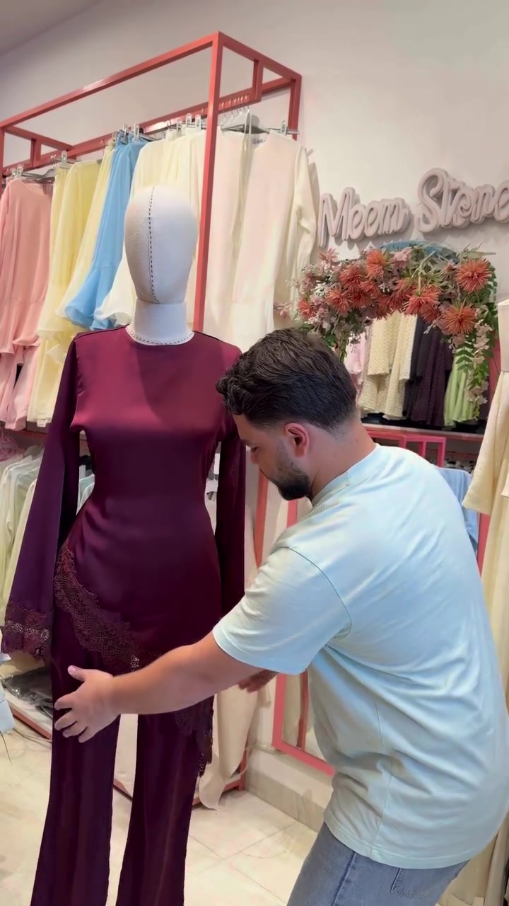 ✨ أناقة الساتان… بكوالتي يجنن 🤍

طقم ساتان بخامة ثقيلة وراقية، فخامة تبين من أول نظرة ✨
👗 قالب راهي ومريح
📏 القياسات من ٣٦ إلى ٤٤
🤍 طول كامل حجابي
🎨 متوفر بـ ٣ ألوان

قطعة تجمع بين الرقي، الراحة والفخامة بكل تفاصيلها ✨

📍 موقعنا: موصل – حي المثنى – فرع عمارة الروعة
🚚 توصيل متوفر لكل العراق
