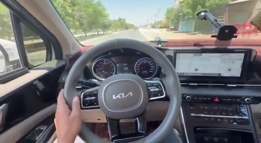 🔹 كيا كارنيفال (Kia Carnival) - للبيع 🔹
🔹 الموديل: 2023
🔹 عدد المقاعد: 9 راكب
🔹 المسافة المقطوعة: 66 ألف كم
🔹 نوع الوقود: بنزين وغاز بلادي من الشركة
🔹 الرقم: بغداد (جاهزة للتحويل)
🔹 الوضع العام: محرك وجير مكفولات، القشر  بيه طخات بسيطة بدون ضرر 
المواصفات 
🔹 داخلية جلد لونين (بيج x رصاصي) بحالة ممتازة
🔹 3 صفوف مقاعد (9 راكب مساحة واسعة)
🔹 شاشة كبيرة + كاميرا خلفية + حساسات
🔹 تكييف سنترال كامل واصل لكل الصفوف
🔹 أنظمة قيادة متعددة (Smart Mode)
🔹 نظام Auto Hold + بريك إلكتروني
🔹 تحكم شاشة وديكورات حديثة
🔹 السيارة جاهزة للاستخدام وما تحتاج أي مصاريف ميكانيكية
🔹 السعر: 275 ورقة ($27,500)
🔹 المكان: ديالى / بعقوبة
🔹 للتواصل والاستفسار: ***********
