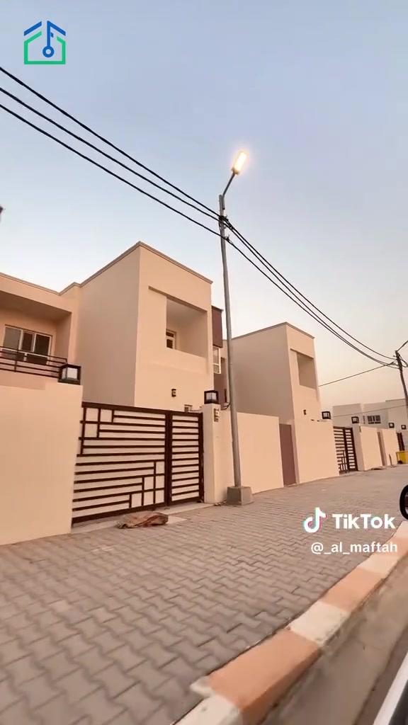 دار للبيع في مجمع
المرتضى  السكني شارع ١٢
استلام شهرين مرحله اولى
البناء طابوك جمهوري ارقى مجمع
المساحه ١٦٠متر
طابقين يتكون من 
صاله استقبال مطبخ وغرفه وحديقه 
الطابق الثاني يتكون من غرف عدد ٢ وصاله وتخاريج يقع المجمع قرب جامعه الكفيل الواصل ٦٠
يباع بتطلوعه  
 

***********
