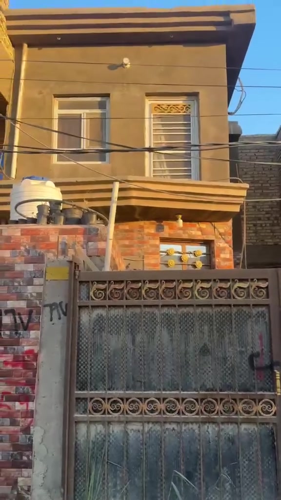 بيع مستعجل 
بيت مساحة ١٠٠ م ٥×٢٠
طابقين يحتوي على ثلاث غرف وصالة ومطبخ وثلاث صحيات 

حي المعلمين شارع الطهمازية مقابل مول اهل الخير ..
الاتصال على الرقم 
***********
