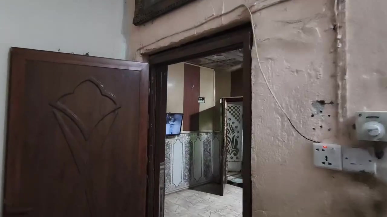 بيت بالغراف بحي العسكري للبيع مساحته 110 غرفتين وصاله ومطبخ ودوانية وصحيات السعر (75) ومطلوب للابلادي 25 مليون وهذا رقمي (***********) ركن على ثلاث شوارع
