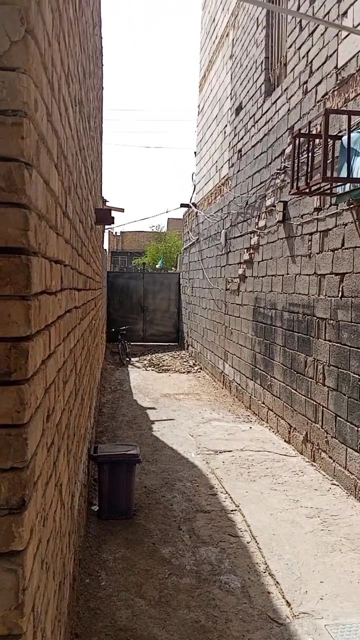السلام عليكم بيتين خلفيات واحد جاهز للسكن كامل. من كلشي ماي مجاري كهرباء الثاني هيكل مثل ماموضح بلفيديو مساحه البيت الواحد ٩٠ رقم الهاتف *********** السعر خاص  منطقه الصخيين شارع المحوله المتنقله يبعد عن الشارع ١٥٠ متر تقريبا

