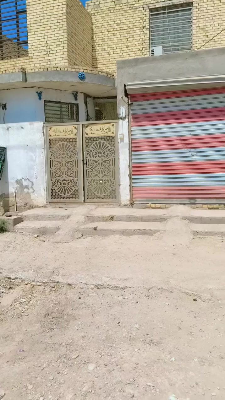 السلام عليكم بيت للبيع حي الأمين الثانية بدايته وره سنتر لؤلؤه وجه البيت على حي الأمين الاولى ع شارع الرئيسي مساحة 150 مربع وجه10 ونزال15 بيت بناء جديد سنة 2023 كونكريت يتكون استقبال وغرف نوم 2 وصالة ومطبخ 
وطابق ثاني صالة وغرفة عوزها بس سقف 
للاستفسار الاتصال على الرقم 
***********
