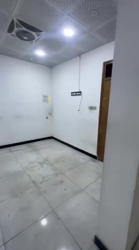 السلام عليكم عقار للايجار يصلح سكن ويصلح مجمع طبي 
يحتوي على اربع غرف و صحيات ٢ ومحلات ثنين ومخزن نظيف 
العنوان البياع الثالثة شارع ٣ قرب الكفيل 
الاستفسار ***********
