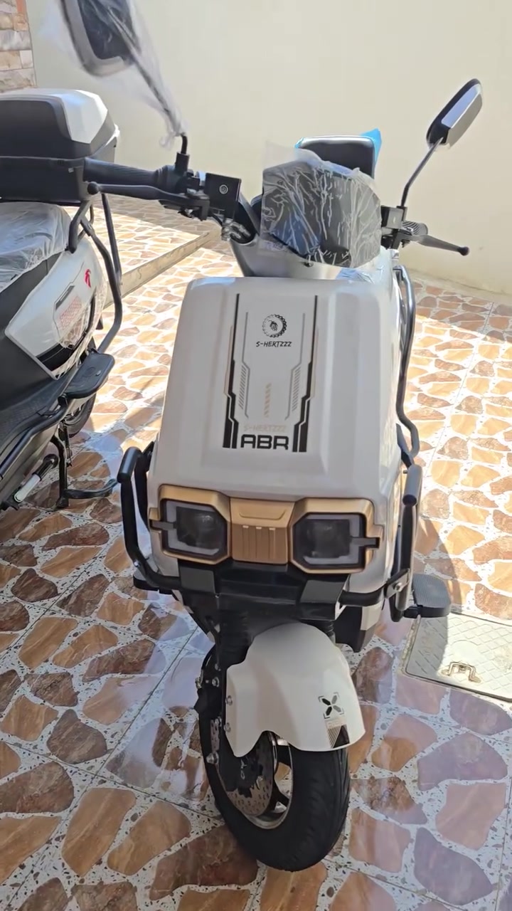 جديد جديد بالكارتون هسه طلع من جمعيه ABR  هاوجي . 
6 باتري مالته الاصليه 
فول فول مواصفات  يشتغل ع كرت  سرعته تعبر 130 مخلص ع الاخر وسعري جوه سوك فقط 900 الف بكل العراق متلاكي هيج سعر
والثاني هيوشه مدرع هم بالكارتون سعره بدون باتريات ب٦٨٠ هوه وباتريات ب ٩٤٠ 
للاستفسار 
(***********) موجود في هيت توصيل داخل الانبار فقط 
وليريد يسحب مواطير من جمعيه يراسلني 
وشعندك هيوشه مستعمل شحن راسلني
