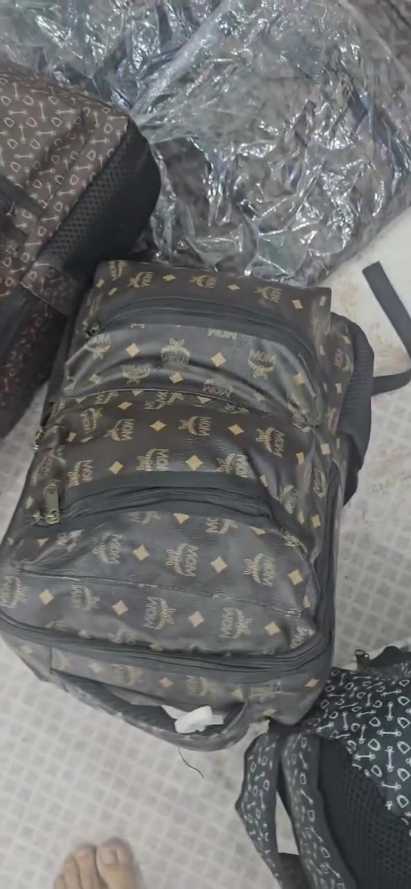 تصفيه مجمع ملابس مدرسيه موديلات خير من الله بضاعه بيها صداري نساي وبناتي وبنطير ولادي وقمصان بناتي واولادي  جنط وقرطاسيه العدد  الكلي 220  منغير القرطاسية  مكاني نجف *********** سعر شلعه ابيع 1350
