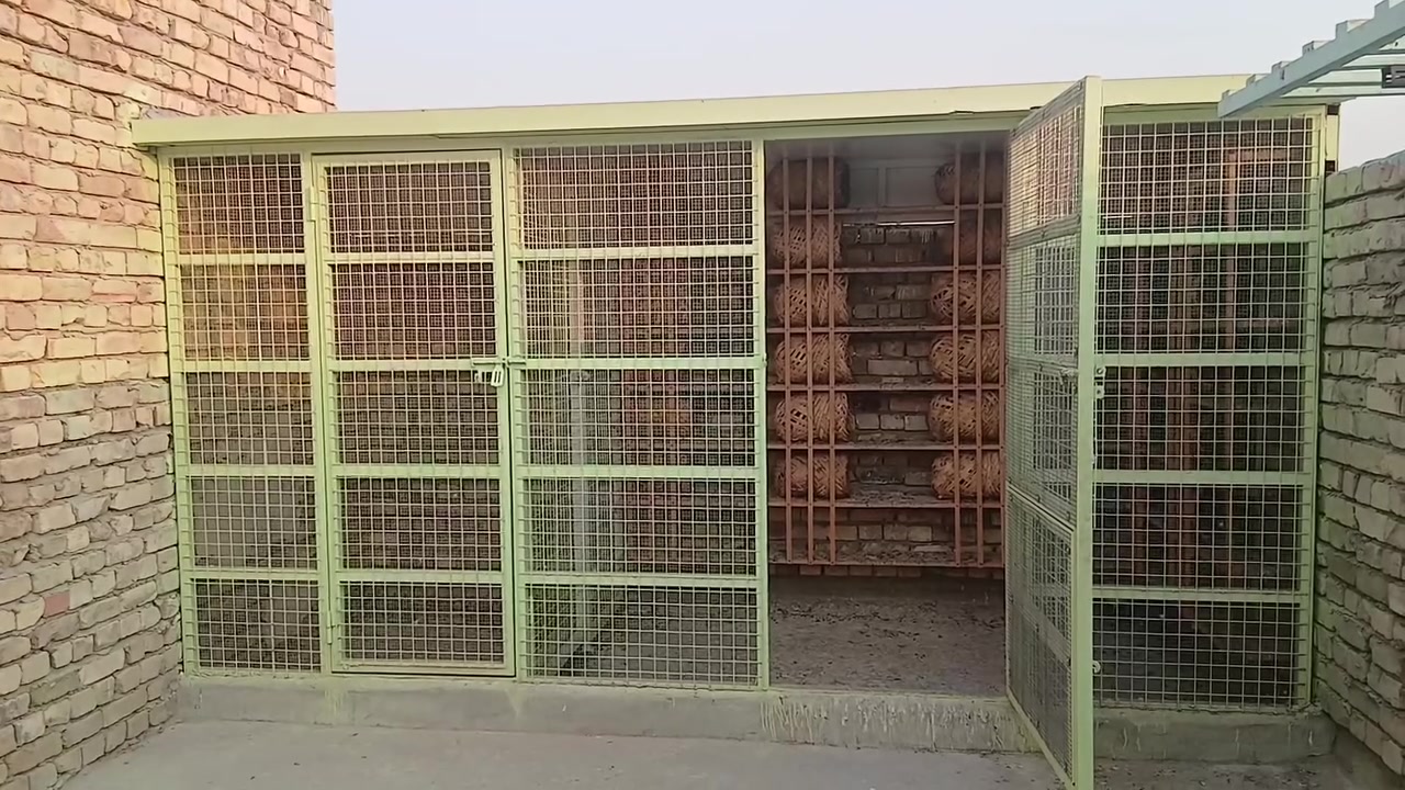 سلام عليكم قفص للبيع يحتوي على واجهية و سكف ساندويج مع رفوف و احلال قياسات الواجهية عرض 4 امتار ارتفاع 2 متر نزال مترة و تسعين الواجهية دبل سيم مكاني بغداد الشعلة رقم الهاتف :***********
