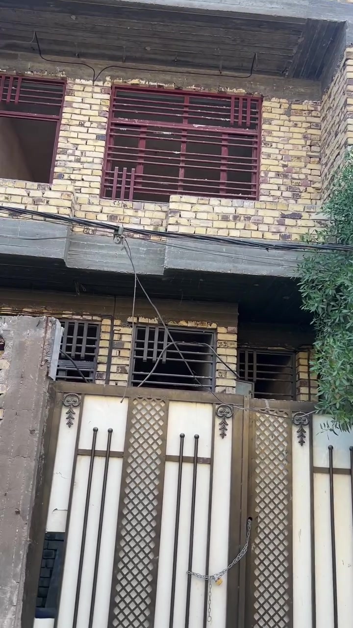 سلام عليكم 
بيت للبيع مساحته 100متر طابو زراعي سند 25بيت بناء حديث قيد انشاء نقص بس بورك وارضيه بيت طابقين يتكون من صاله ومطبخ وكلدور وغرف نوم عدد 
2العنوان حله شارع 80خلف بانزين خانه مال اضواء بابل ثاني فرع 
كافت خدمات موجوده من ماء وكهرباء وقريب على شارع العام مال 80يبعد عن شارع العام تقريبا 250 او اقل  
ابسعر امناسب وبيع مستعجل الظروف خاصة 
لاستفسار اكثىر مراجعت مكتب بهاء الجشعمي العنوان المكتب حله شارع 100قرب جسر المشاه 
او لاتصال على الرقم التالي 
***********
