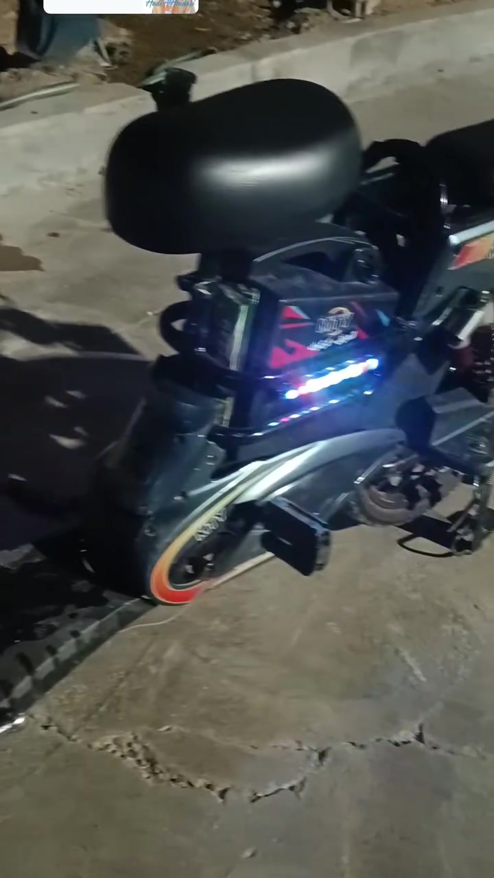 السلام عليكم بايسكل شحن موديل 26 البيع مستخدم 3اشهر فقط مسجل موسيقى هم بي بل شاشه بايسكل جديد بطاريه مالته 60فولت يعني بي خمس بطاريات .سعره 450وبي مجال .اتصل وتدلل  ***********
