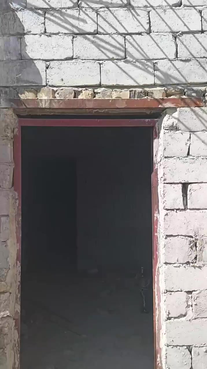 السلام عليكم هيكل للبيع المساحه ٢٠٨واقع حال ٢٠٠طابو زراعه خلف حي الصناعي ***********
