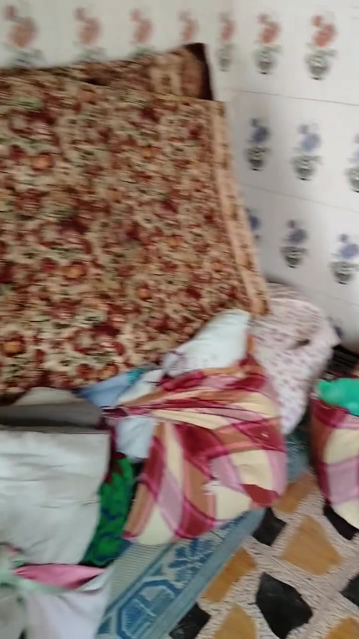 السلام عليكم غراض بيت للبيع نضيفات وزينات كل ضرر مابيهن الزاوية 25 الف والمولد 150 وبيهن مجال والباقي كلشي وسعره جمله ومفرد العنوان بلدروز الحي العسكري خلف روضة ضي القمر كلشي للبيع جمله ومفرد ***********
