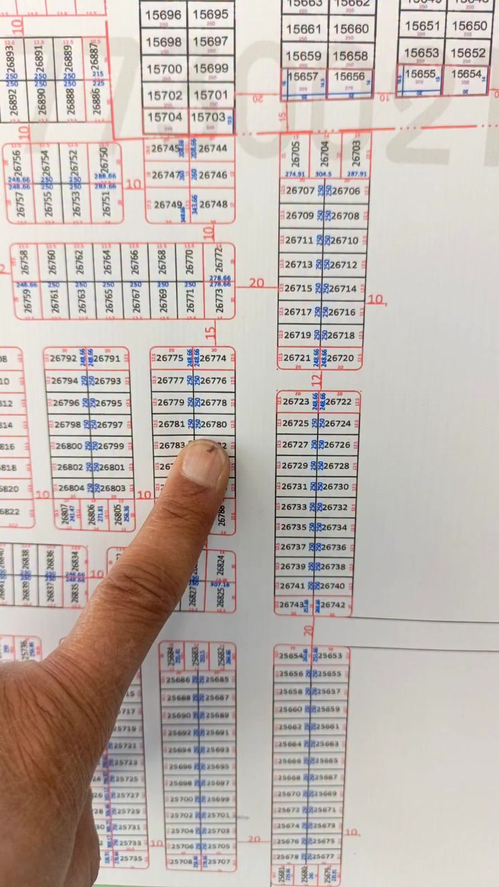 موانئ شارع ٢٠ • أرض