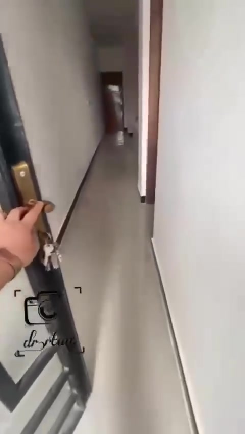 دار للبيع منطقة الكفائات"
حي الوحده قرب شارع القياده 
البيت بوجه الشارع!! عرض الشارع 9م

مساحة البيت  100م 5x20

يحتوي على 3 طوابق

الطابق الأول :- 1
استقبال + مطبخ حار، مطبخ بارد + مناور 2
+ صحيات + غرفة نوم 

الطابق الثاني :- 2
غرفتين نوم + صحيات + صاله + قاطع صغير يرهم غرفة اطفال او مخزن !

الطابق الثالث :- 3
سويت، غرفة + صحيات + صاله صغيره 
"البيت يحتوي على سطحين!

البيت زراعي سند 25، 
بناء حديث 2022 

للتواصل واتساب او اتصال 
***********
