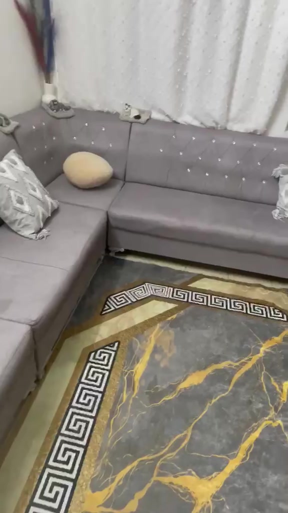 كنبة • نضيف • مستعمل قليل