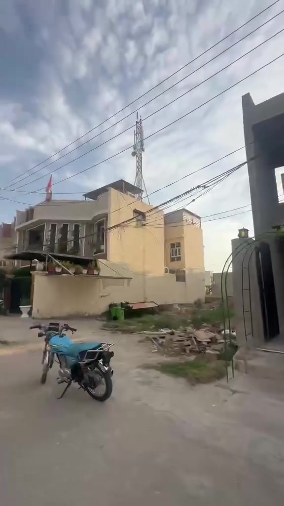 السلام عليكم بيت للبيع موقع بعقوبة شفته بضهر قاعة بيانو من قرّب المولدة
طابو زراعي سند ٢٥ المساحة ١٠٠ متر موقع جميل السعر ٧٠ الاستفسار ع رقم ***********
